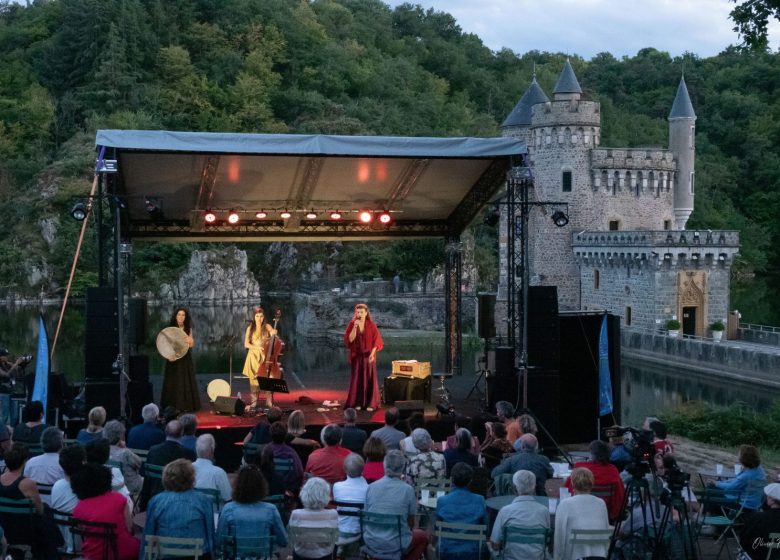 Quartiers d’été au Château de la Roche