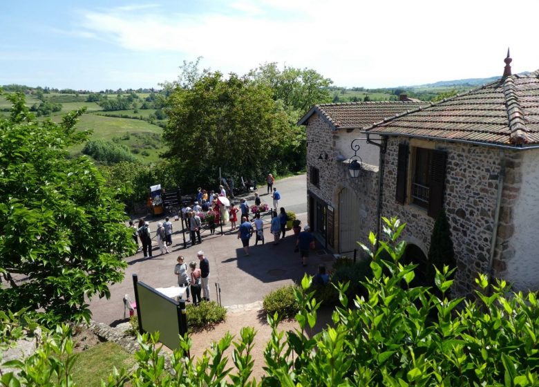 La Cure, Touristenzentrum und Kunsthandwerk