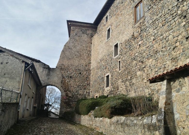 Porte du château et ses remparts
