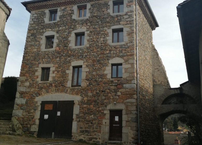 Porte du château et ses remparts