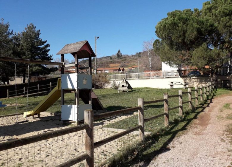 Picnic area of ​​the town hall of Les Moulins