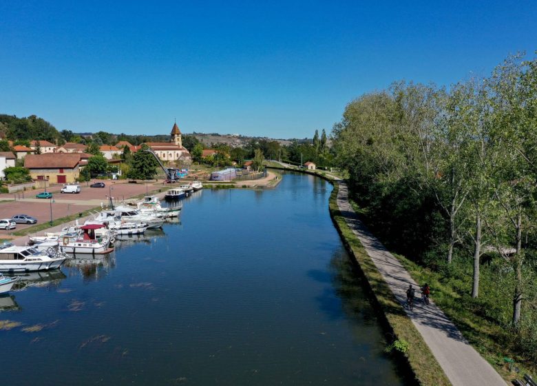 Between Véloire and Villages of Character – 2d/1n – Loop from Roanne