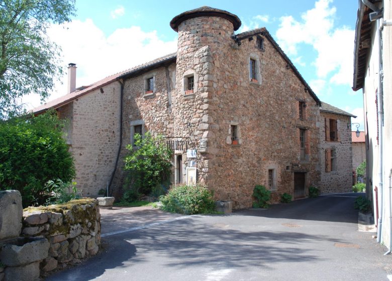 Le Crozet, Dorf mit heiligem Charakter, Dorf und Erbe